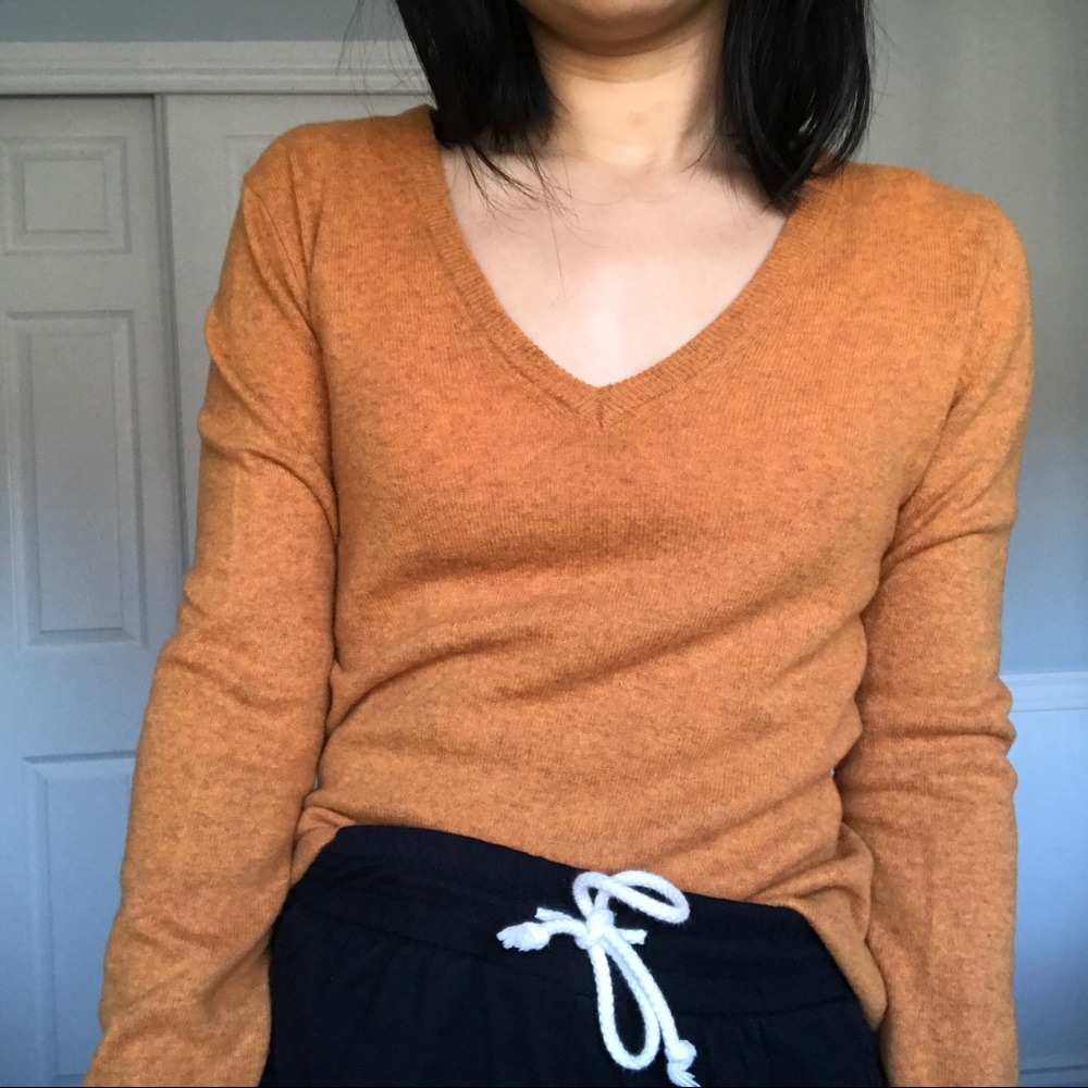 United Colors of Benetton Rust Orange V-neck Sweater. Women’s size XS